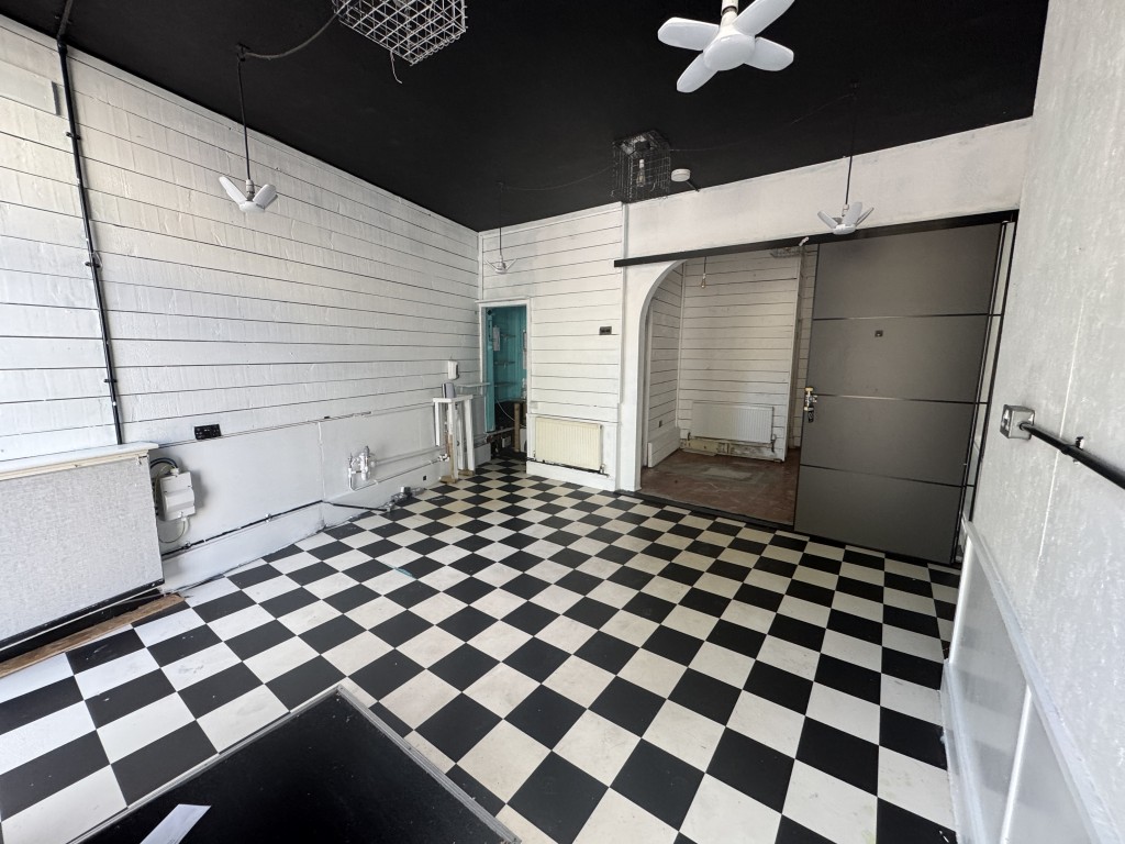 Lot: 117 - COMMERCIAL PROPERTY FOR INVESTMENT OR OCCUPATION IN POPULAR LOCATION - Retail area